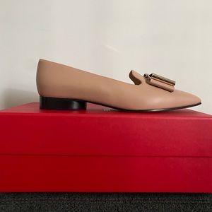 NIB Ferragamo tan square toe flats with signature gold bow women’s 8.5